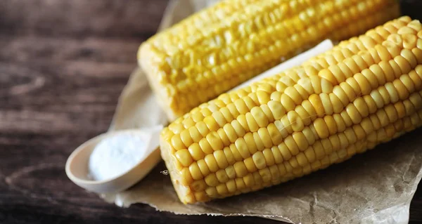 Taze Mısır. Mısır mısır koçanı tuz ile doğal gıdalardan. Kırsal Meksika