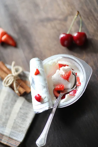 Йогурт со свежей клубникой и вишней — стоковое фото