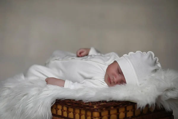 Bebê recém-nascido deitado no cobertor — Fotografia de Stock