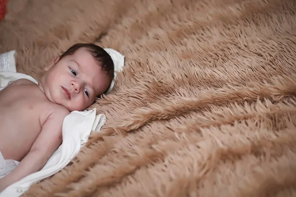 Bebê recém-nascido deitado no cobertor — Fotografia de Stock