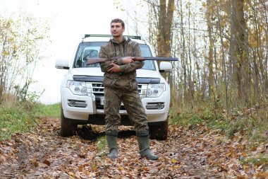 Kamuflaj ve bahar hun üzerinde orman Kuşağı'nda silahlı adam