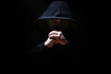 Adam siyah kukuleta ve duman