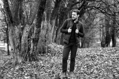 Genç sakallı adam açık