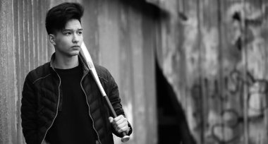 Asya genç adam açık havada poz siyah beyaz fotoğraf