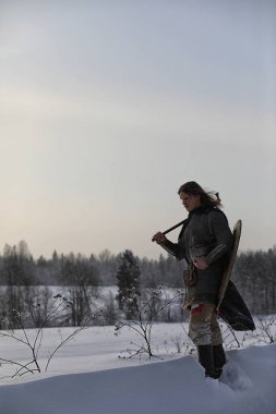 Defender'ı posta zırh genç savaşçı