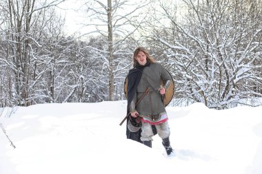 Defender'ı posta zırh genç savaşçı