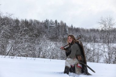 Defender'ı posta zırh genç savaşçı