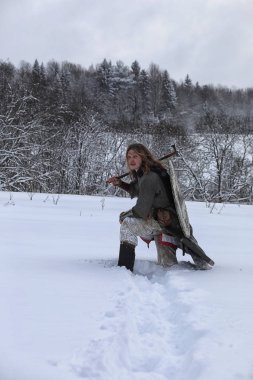 Defender'ı posta zırh genç savaşçı