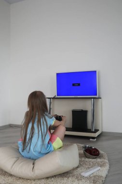 Televizyonun önünde oynayan genç kız