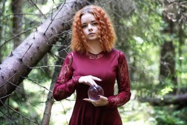 Cadı bir ritüel küre tutan