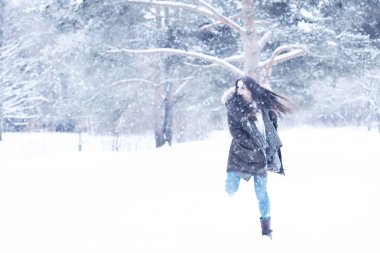 Güzel kızı güzel kış kar