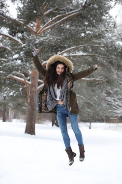 Güzel bir kış parkta güzel kız