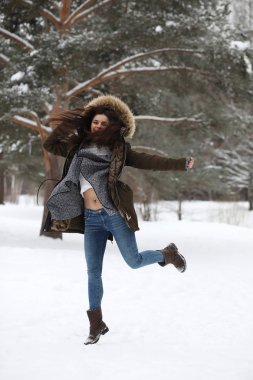 Güzel bir kış parkta güzel kız