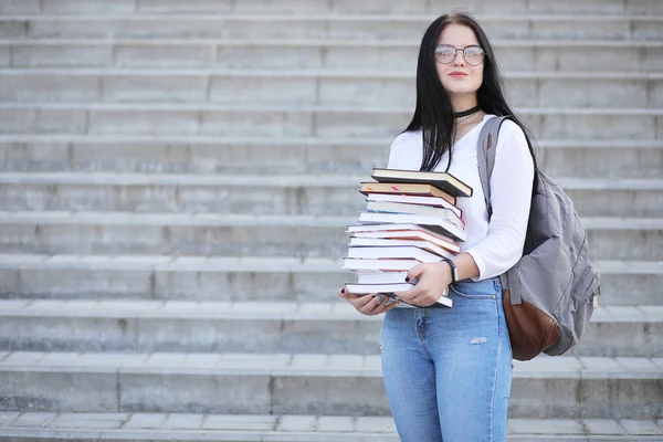 Siswa perempuan di jalan dengan buku-buku — Stok Foto