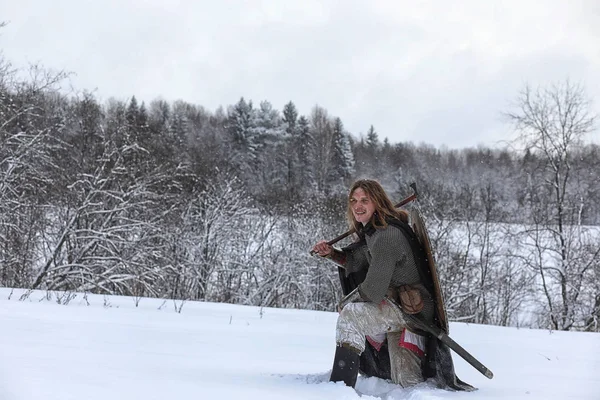 Defender'ı posta zırh genç savaşçı