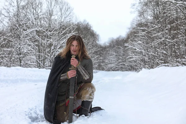 Defender'ı posta zırh genç savaşçı