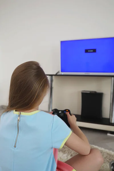 Jovencita jugando delante de la TV — Foto de Stock