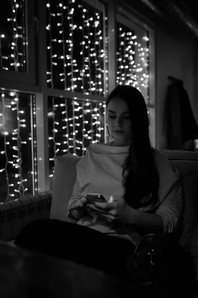 La fille dans la soirée dans un café — Photo