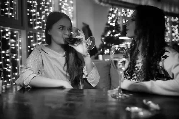 La ragazza di sera in un caffè — Foto Stock