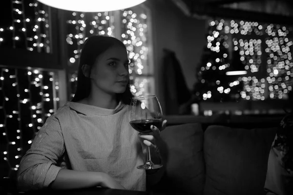 Bir kafede akşam kız