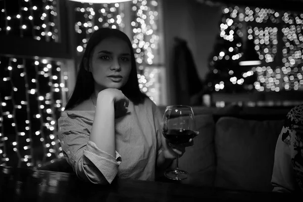 La ragazza di sera in un caffè — Foto Stock