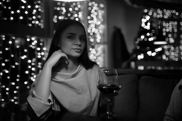 Dívka v večer v kavárně — Stock fotografie