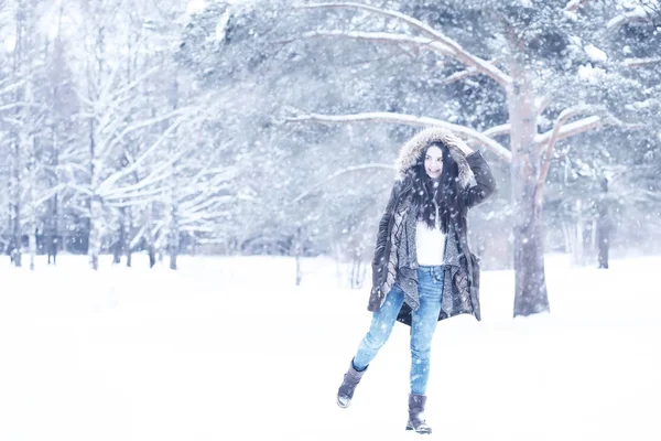 Красивая девушка в красивом зимнем снегу — стоковое фото