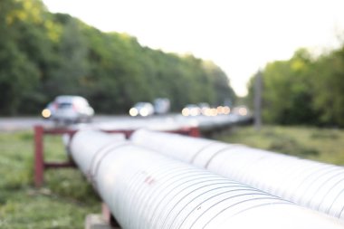 sokakta metal boru boru hattı. Gaz gaz sağlama işleri borular aracılığıyla.