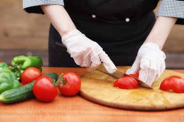 Aşçı taze çiftlik sebze keser