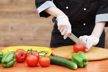 Aşçı taze çiftlik sebze keser