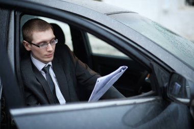 Arabada iş elbiseli adam