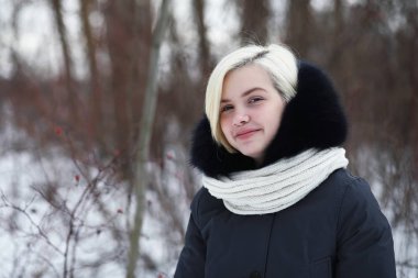 Genç ve güzel bir kız kış parkında yürüyüşe çıkmış.