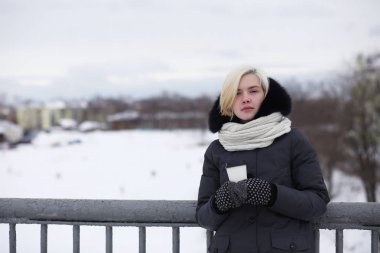 Kışın bir yolda genç güzel kız