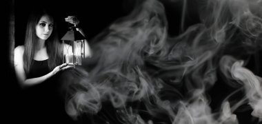 Bir fener siyah ve beyaz kızla