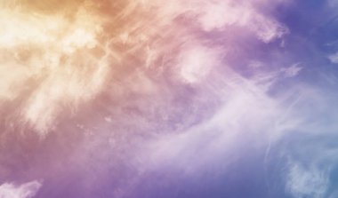 Beyaz bir gökyüzünde bulutlar