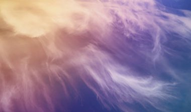 Beyaz bir gökyüzünde bulutlar