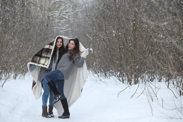 Belle fille dans un beau parc d'hiver — Photo