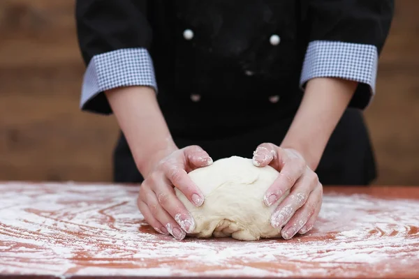 Der Koch macht Mehl zum Backen auf dem Tisch — Stockfoto