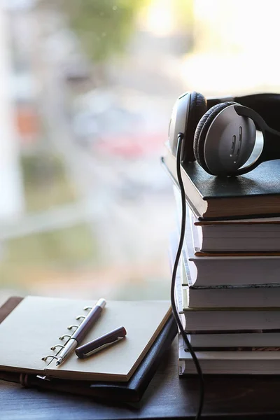 Een stapel van schoolboeken op de vensterbank — Stockfoto