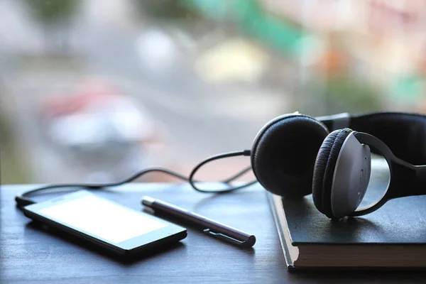 Una pila de auriculares de libros de texto —  Fotos de Stock