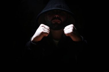 Adam siyah kukuleta ve duman