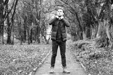 Genç sakallı adam açık