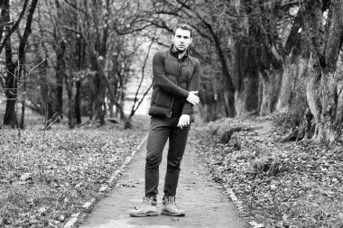 Genç sakallı adam açık