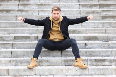 Genç adam bir sonbaharda sakal.