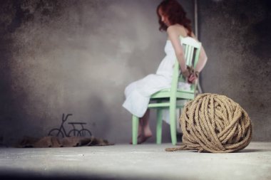 Genç kız yere bağlı. Kaçırılan kız. Kurban o