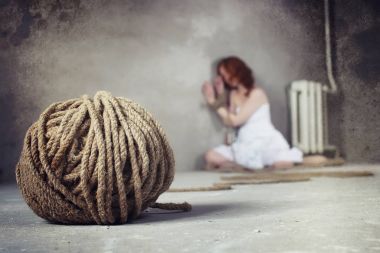 Genç kız yere bağlı. Kaçırılan kız. Kurban o