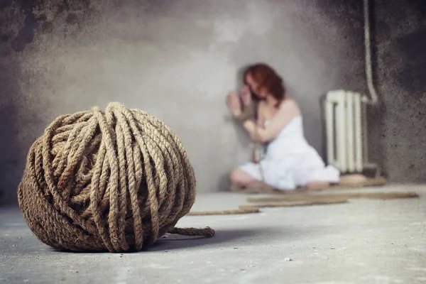 Genç kız yere bağlı. Kaçırılan kız. Kurban o