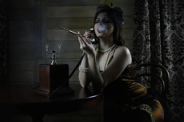 Mooi meisje van de jaren 1930 rookt — Stockfoto