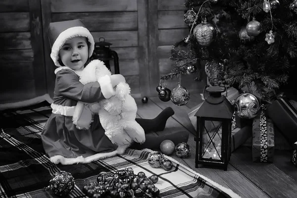 Uma criança esperando pelo Papai Noel — Fotografia de Stock