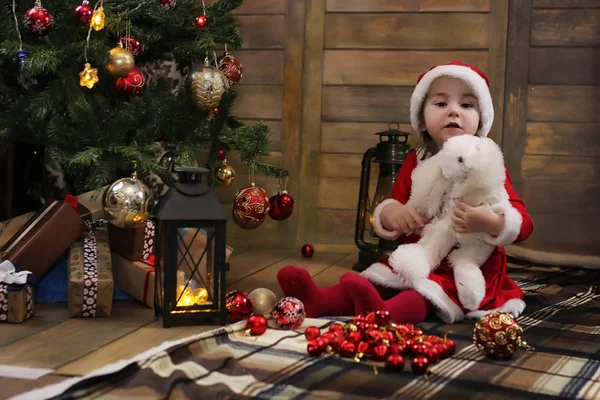 Criança pequena e brinquedos de Natal — Fotografia de Stock